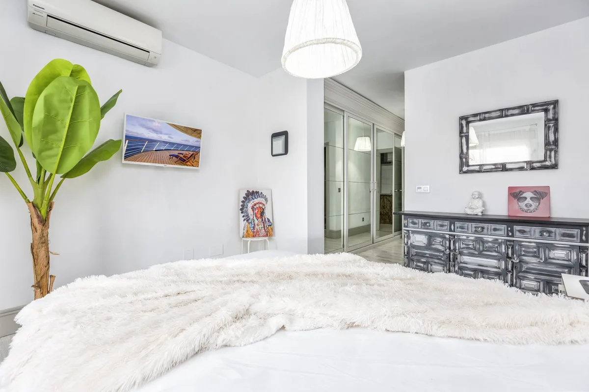 Nueva Andalucía – Romslig leilighet med turistlisens og 50 m² vestvendt terrasse – bilde 16