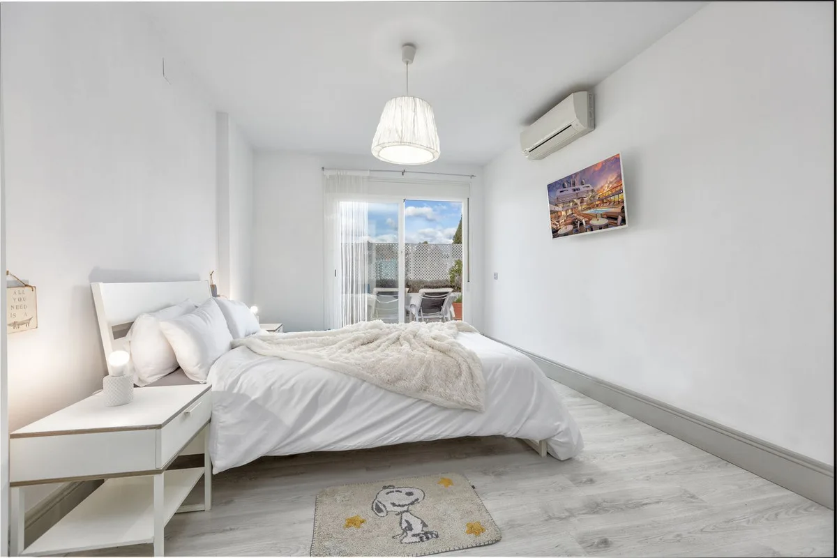 Nueva Andalucía – Romslig leilighet med turistlisens og 50 m² vestvendt terrasse – bilde 17