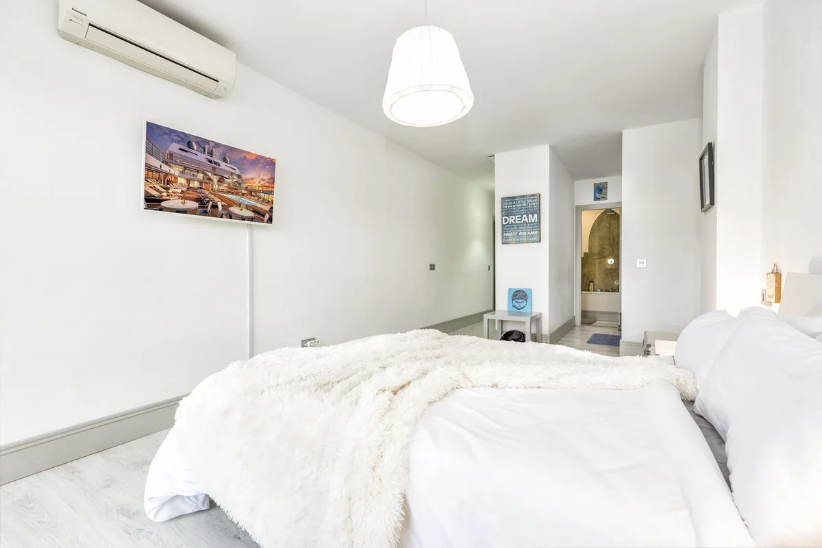 Nueva Andalucía – Romslig leilighet med turistlisens og 50 m² vestvendt terrasse – bilde 18