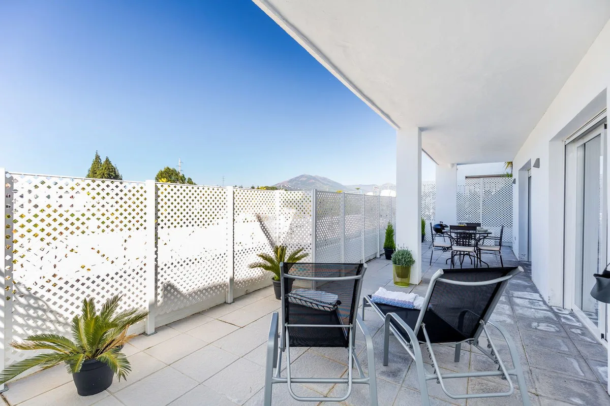 Nueva Andalucía – Romslig leilighet med turistlisens og 50 m² vestvendt terrasse – bilde 23