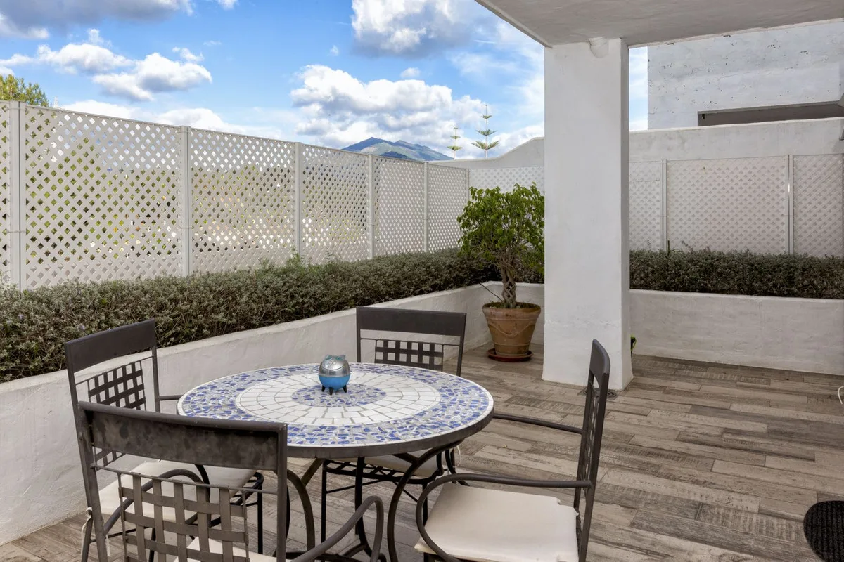 Nueva Andalucía – Romslig leilighet med turistlisens og 50 m² vestvendt terrasse – bilde 24