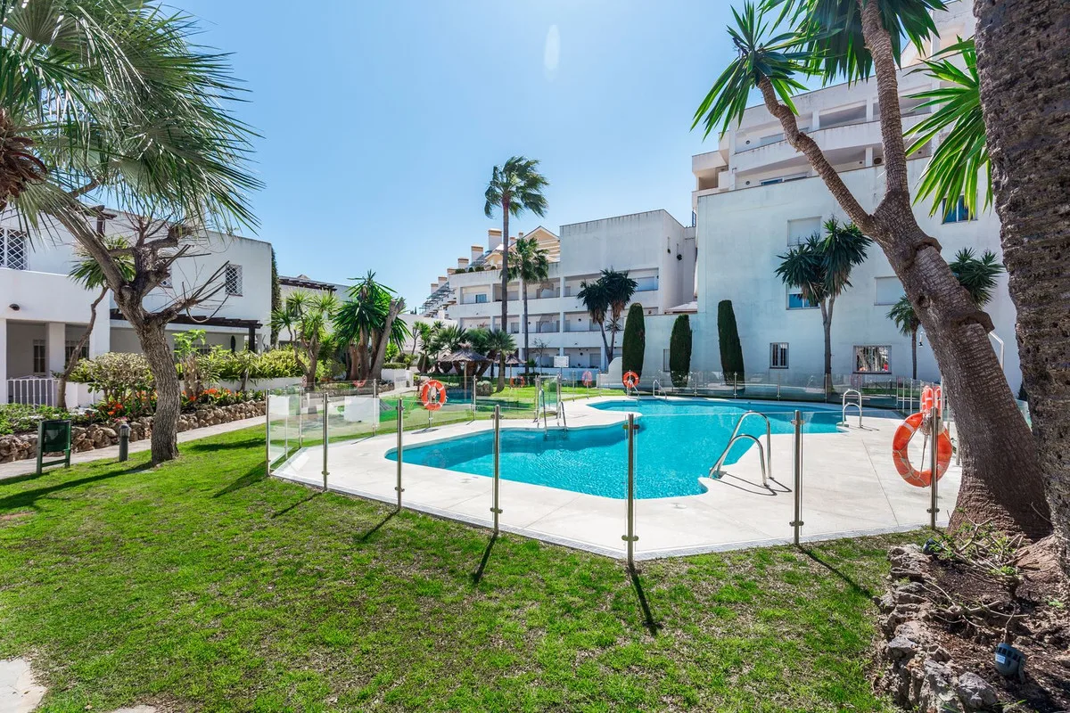 Nueva Andalucía – Romslig leilighet med turistlisens og 50 m² vestvendt terrasse – bilde 27