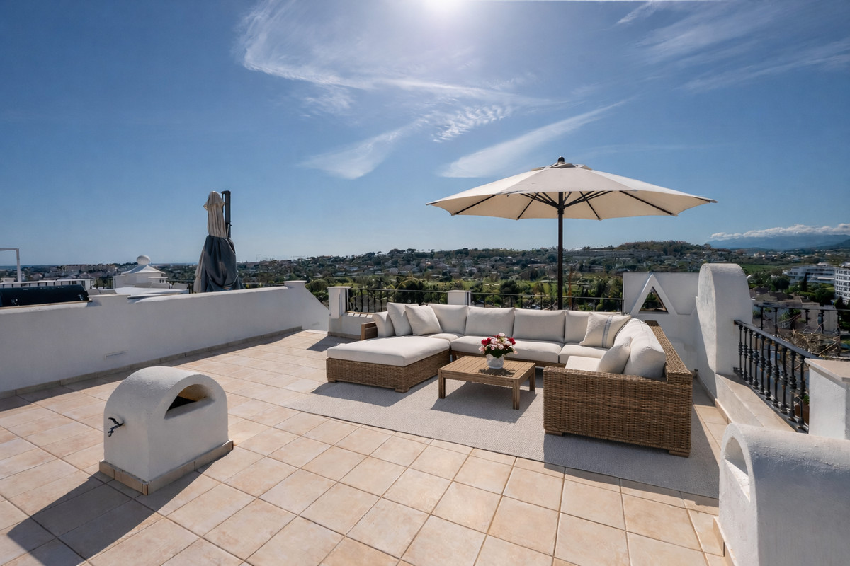 Aloha Pueblo, Nueva Andalucía – Rekkehus med takterrasse og utsikt over golfdalen – bilde 1