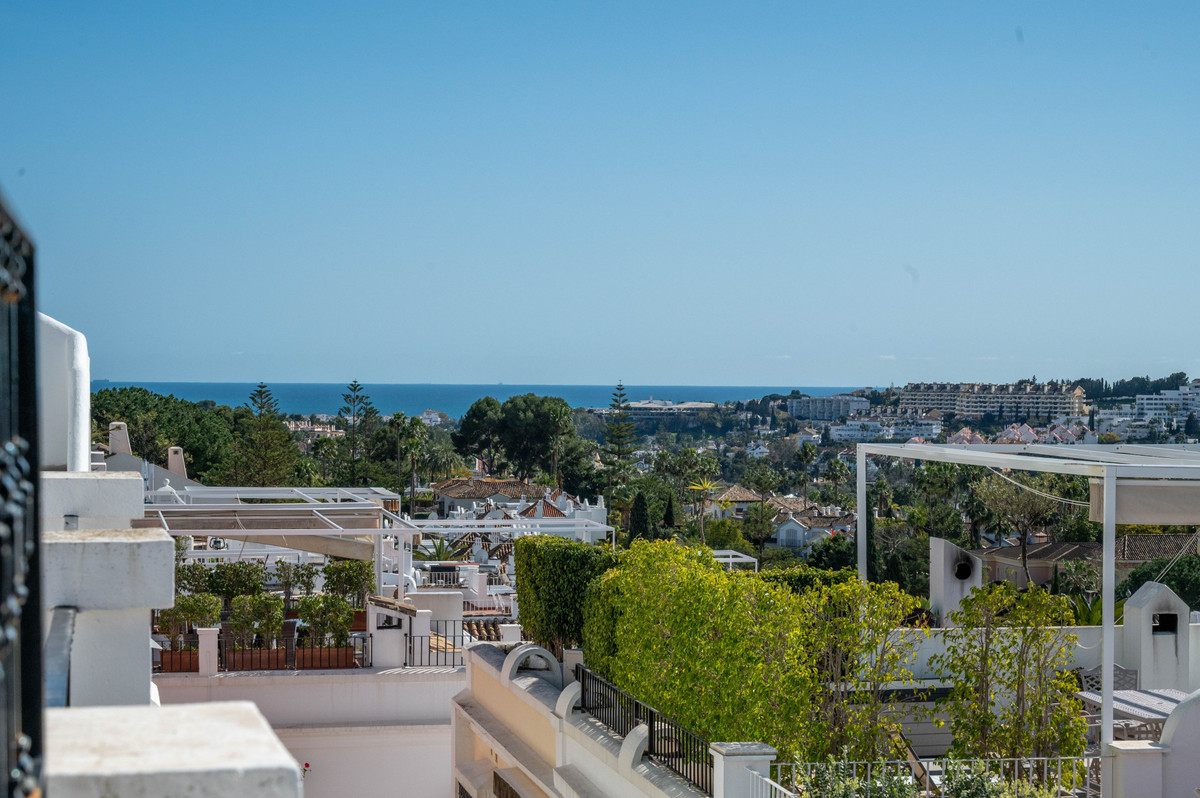 Aloha Pueblo, Nueva Andalucía – Rekkehus med takterrasse og utsikt over golfdalen – bilde 2