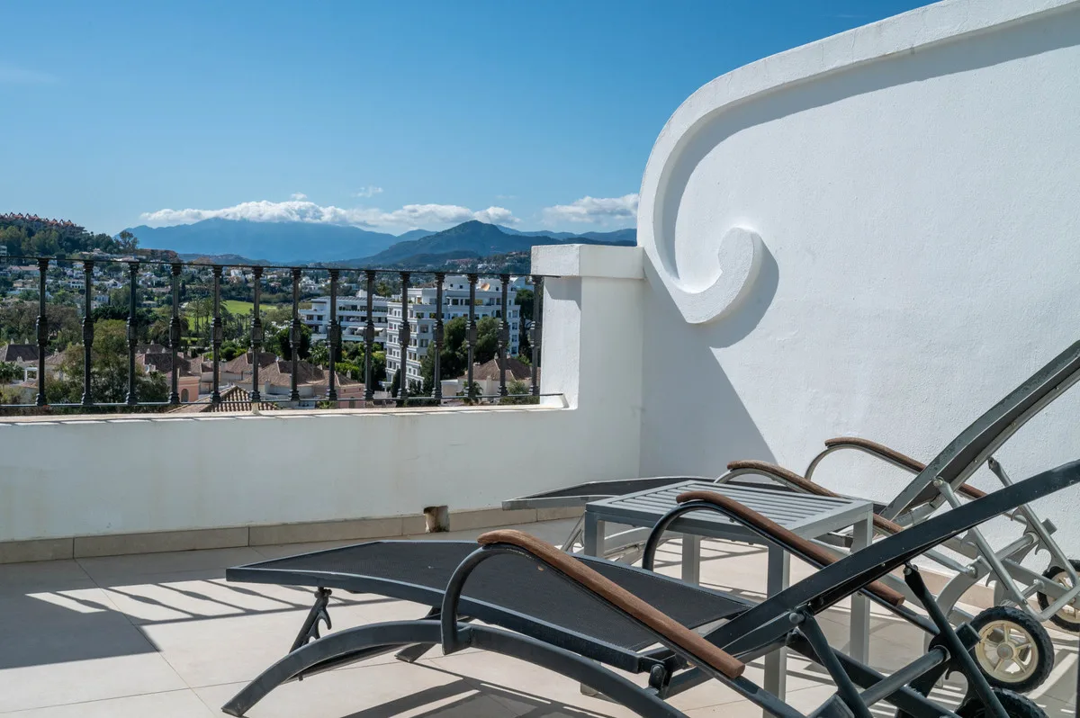 Aloha Pueblo, Nueva Andalucía – Rekkehus med takterrasse og utsikt over golfdalen – bilde 4