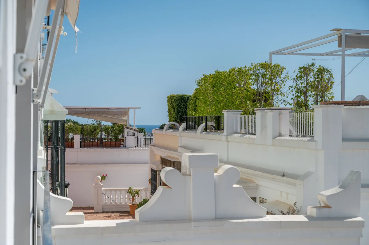Aloha Pueblo, Nueva Andalucía – Rekkehus med takterrasse og utsikt over golfdalen – bilde 19