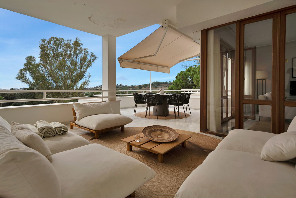 Alcores del Golf, Nueva Andalucía – Renovert leilighet i frontlinje til golfbanen med 87 m² terrasser – bilde 1