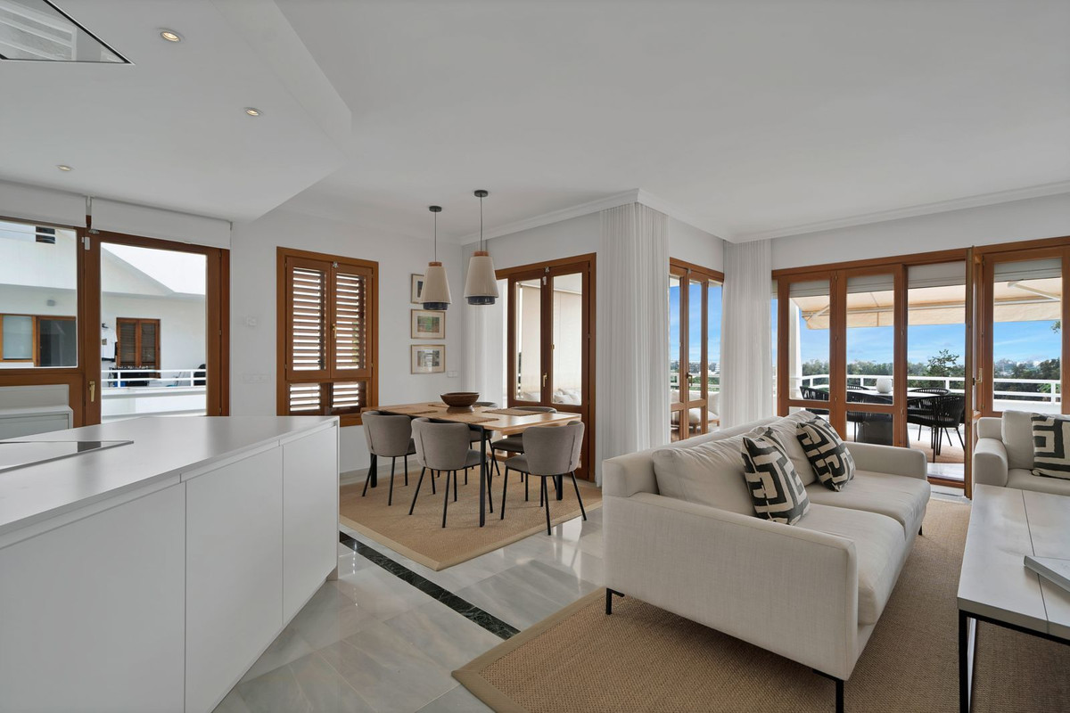 Alcores del Golf, Nueva Andalucía – Renovert leilighet i frontlinje til golfbanen med 87 m² terrasser – bilde 2