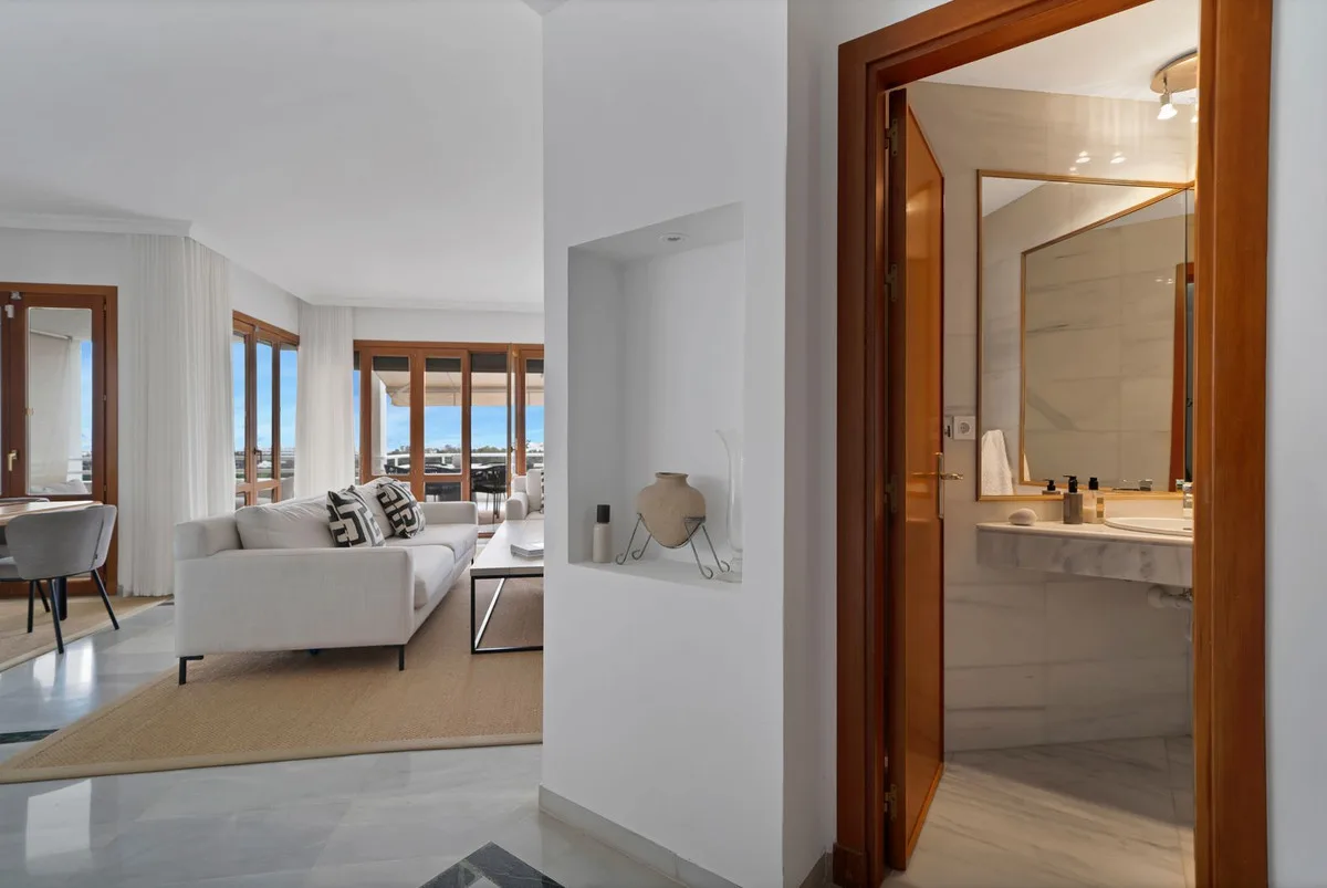 Alcores del Golf, Nueva Andalucía – Renovert leilighet i frontlinje til golfbanen med 87 m² terrasser – bilde 6