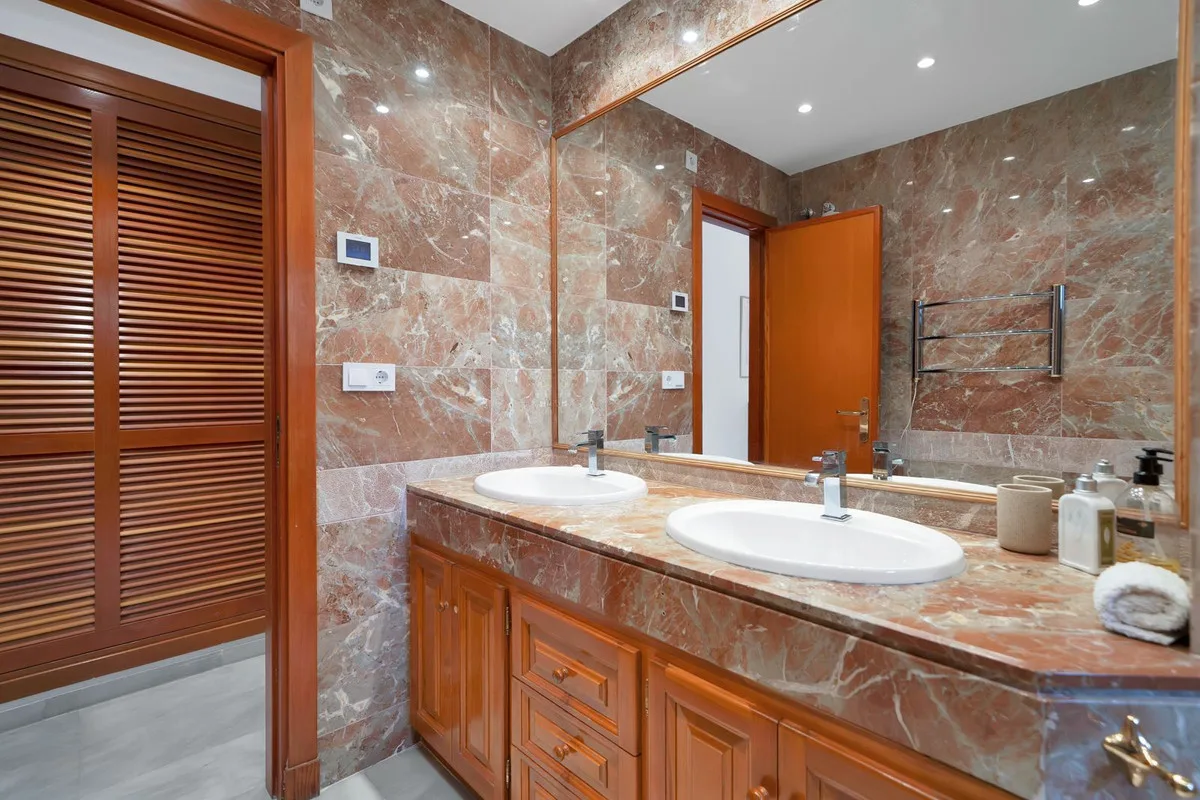 Alcores del Golf, Nueva Andalucía – Renovert leilighet i frontlinje til golfbanen med 87 m² terrasser – bilde 9