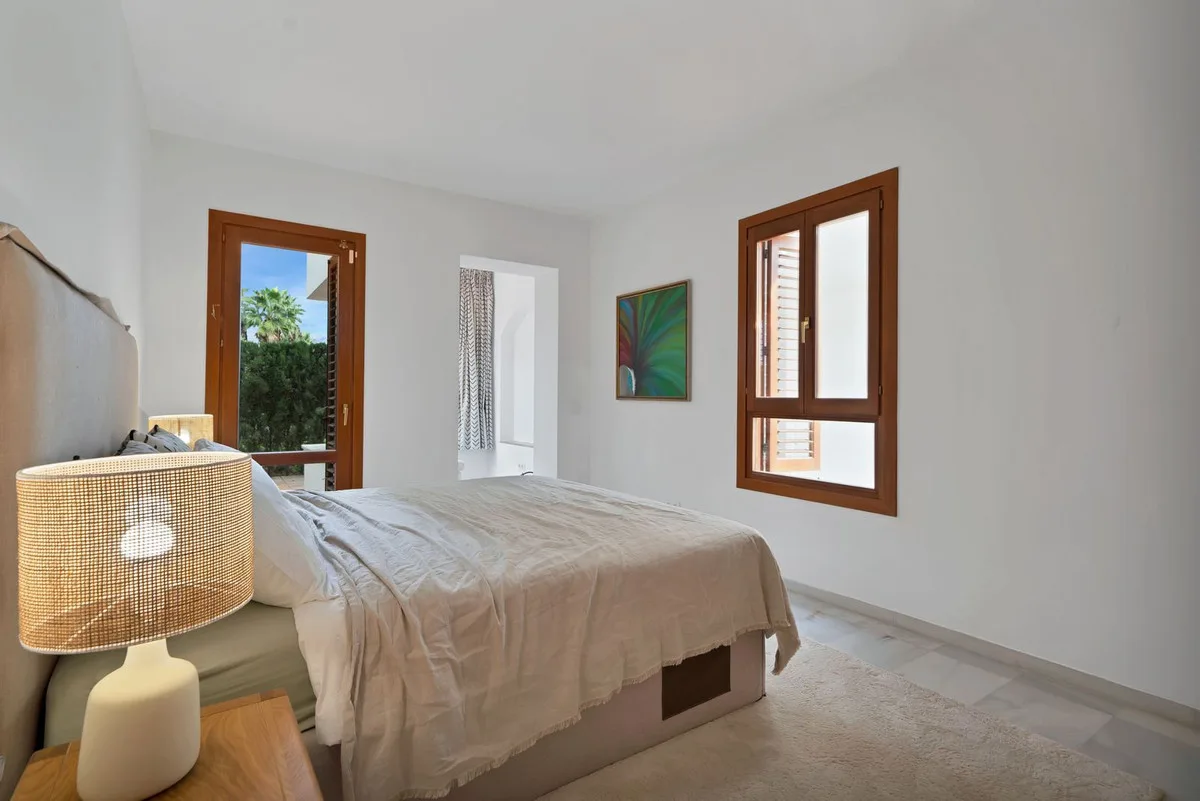 Alcores del Golf, Nueva Andalucía – Renovert leilighet i frontlinje til golfbanen med 87 m² terrasser – bilde 10