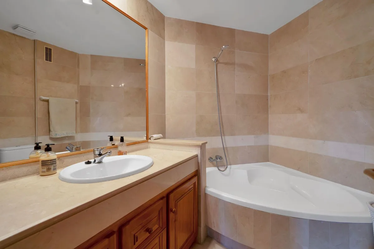 Alcores del Golf, Nueva Andalucía – Renovert leilighet i frontlinje til golfbanen med 87 m² terrasser – bilde 13