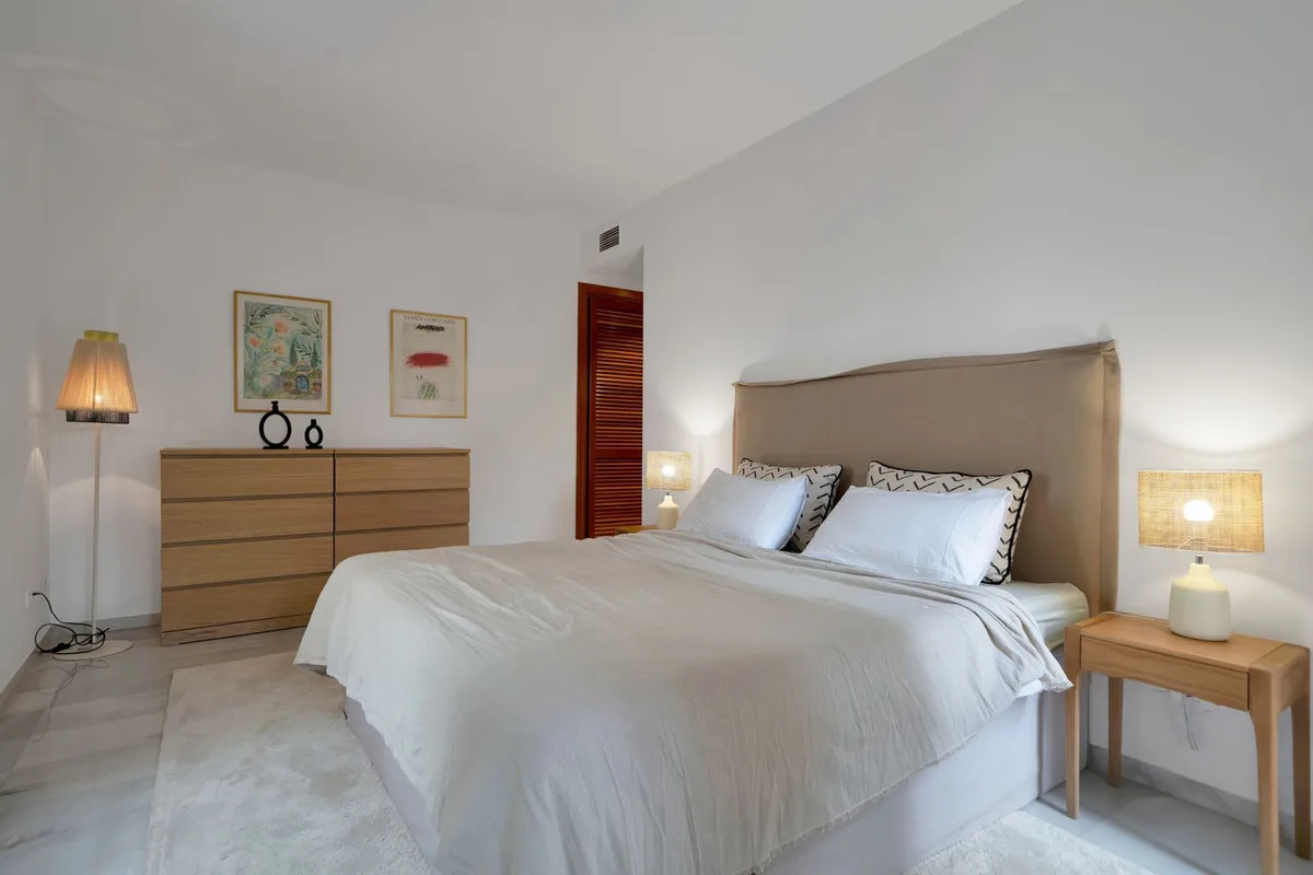 Alcores del Golf, Nueva Andalucía – Renovert leilighet i frontlinje til golfbanen med 87 m² terrasser – bilde 15