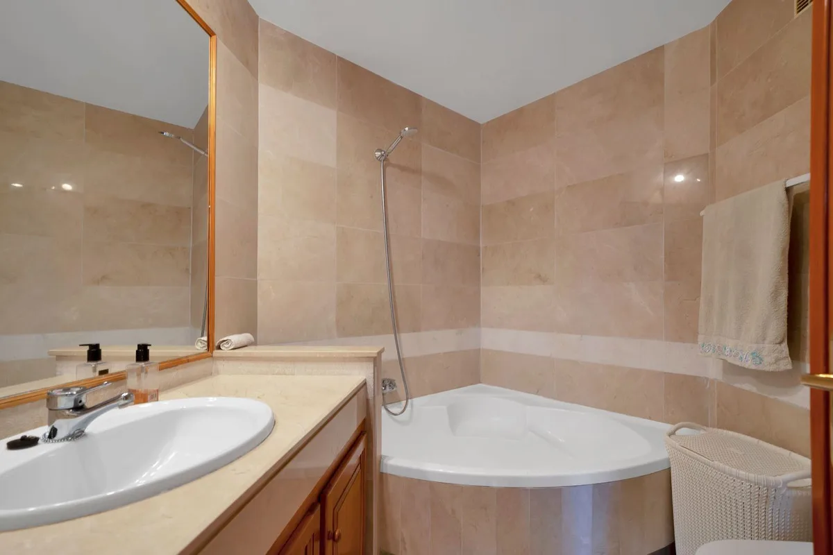 Alcores del Golf, Nueva Andalucía – Renovert leilighet i frontlinje til golfbanen med 87 m² terrasser – bilde 16