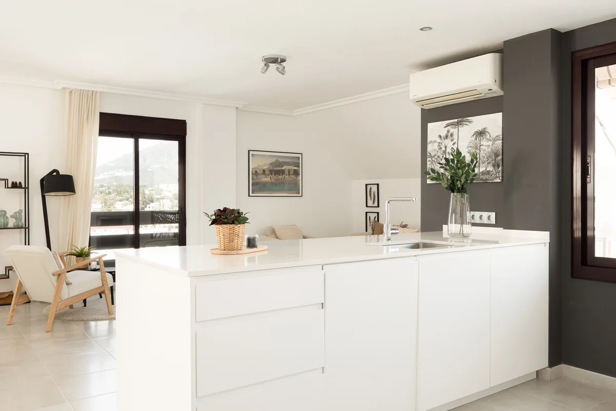 Nueva Andalucía – Duplex-penthouse med 4 soverom, tre terrasser og utsikt mot hav og La Concha – bilde 5