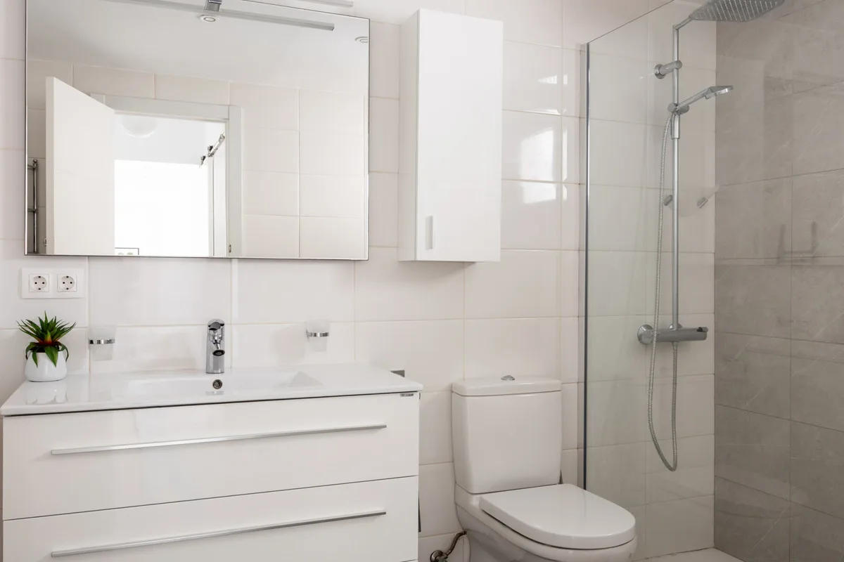 Nueva Andalucía – Duplex-penthouse med 4 soverom, tre terrasser og utsikt mot hav og La Concha – bilde 12