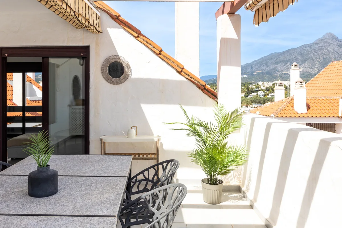 Nueva Andalucía – Duplex-penthouse med 4 soverom, tre terrasser og utsikt mot hav og La Concha – bilde 19