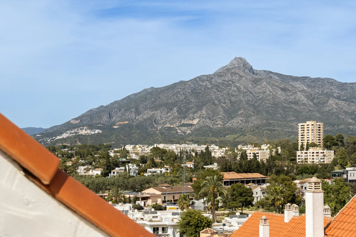 Nueva Andalucía – Duplex-penthouse med 4 soverom, tre terrasser og utsikt mot hav og La Concha – bilde 25