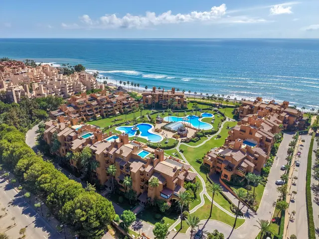 Granados del Mar, Estepona – Leilighet i første strandlinje med terrasse og sjøutsikt