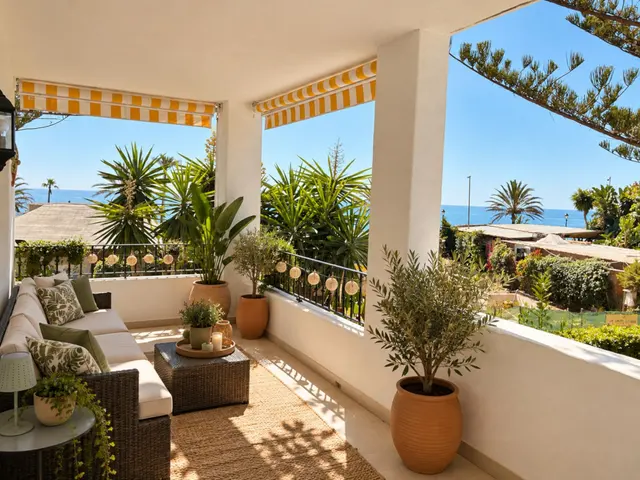 Castiglione, San Pedro de Alcántara – renovert leilighet i første rekke ved stranden, med sjøutsikt og to terrasser