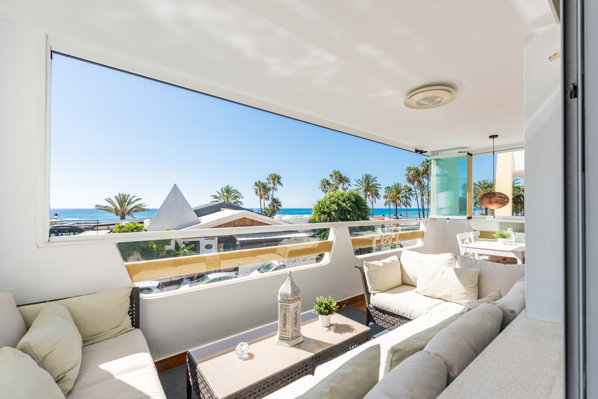 San Pedro de Alcántara – sørvendt leilighet i første rekke ved stranden, med terrasse og privat garasjeplass – bilde 1