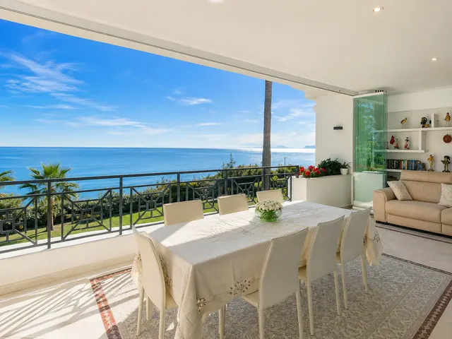 Estepona – frontlinjeleilighet i Doncella Beach med innglasset terrasse og sjøutsikt til Gibraltar
