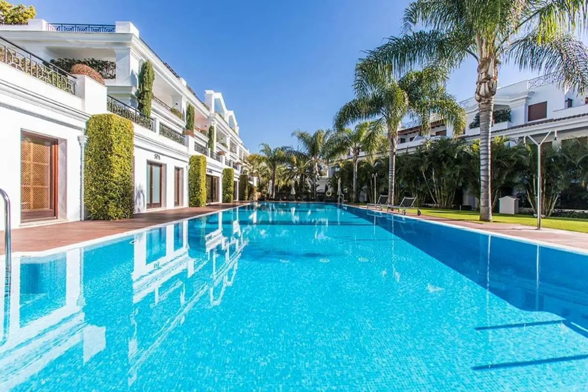 Estepona – frontlinjeleilighet i Doncella Beach med innglasset terrasse og sjøutsikt til Gibraltar – bilde 5