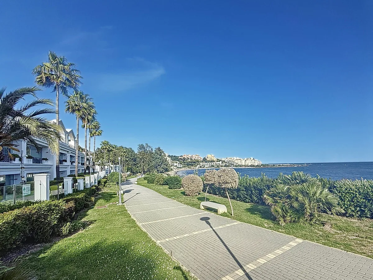 Estepona – frontlinjeleilighet i Doncella Beach med innglasset terrasse og sjøutsikt til Gibraltar – bilde 8