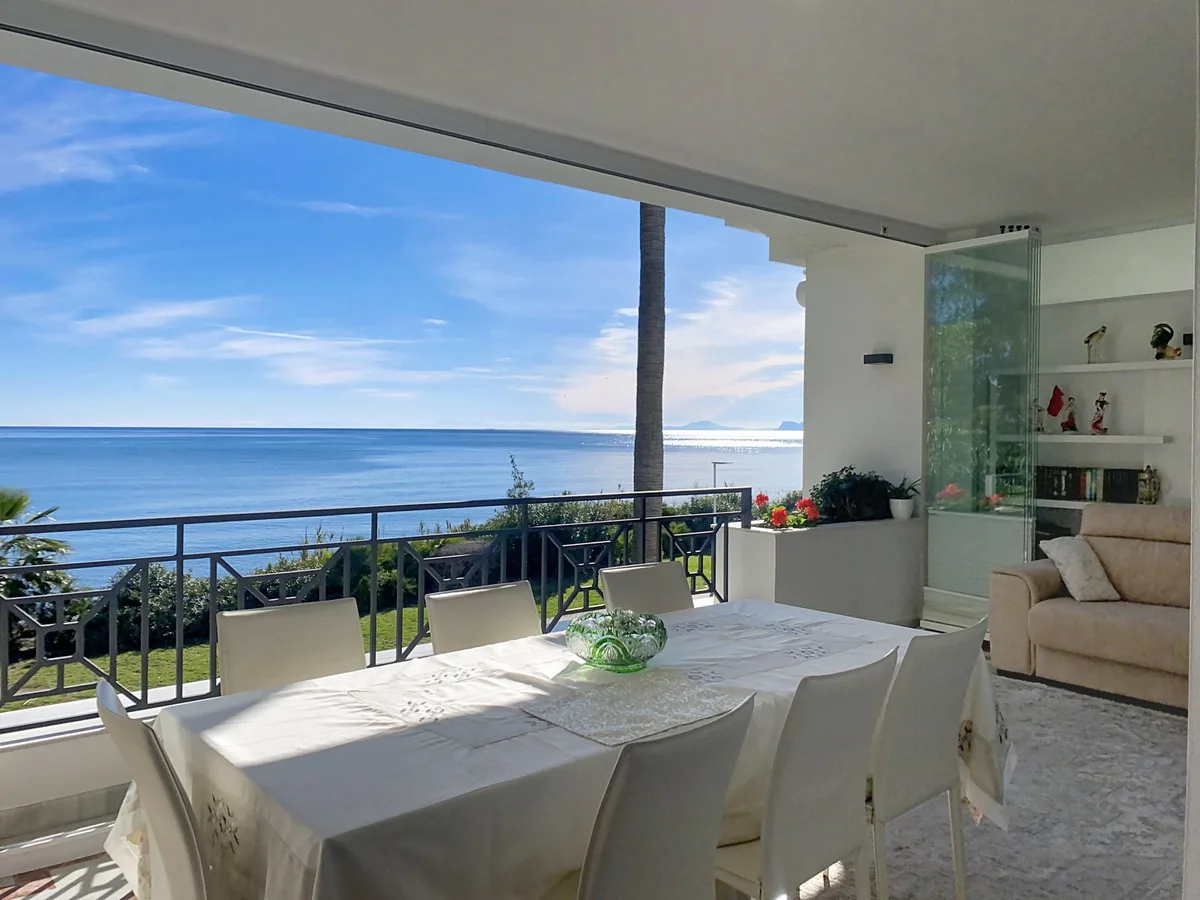 Estepona – frontlinjeleilighet i Doncella Beach med innglasset terrasse og sjøutsikt til Gibraltar – bilde 14