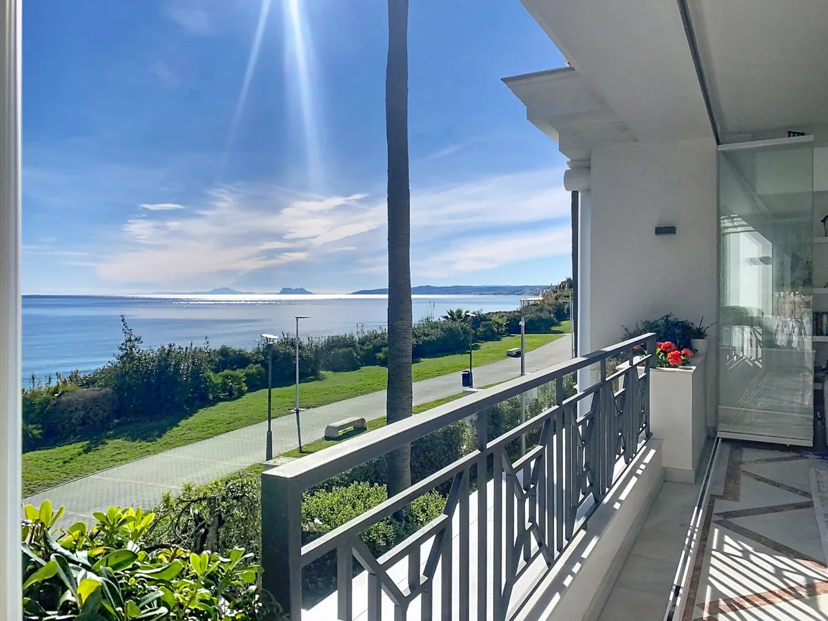 Estepona – frontlinjeleilighet i Doncella Beach med innglasset terrasse og sjøutsikt til Gibraltar – bilde 15