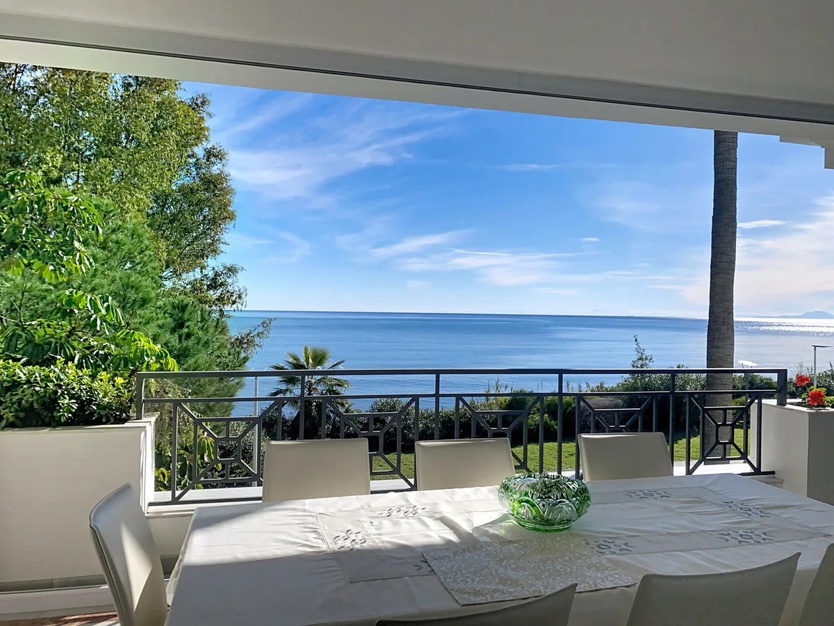Estepona – frontlinjeleilighet i Doncella Beach med innglasset terrasse og sjøutsikt til Gibraltar – bilde 17
