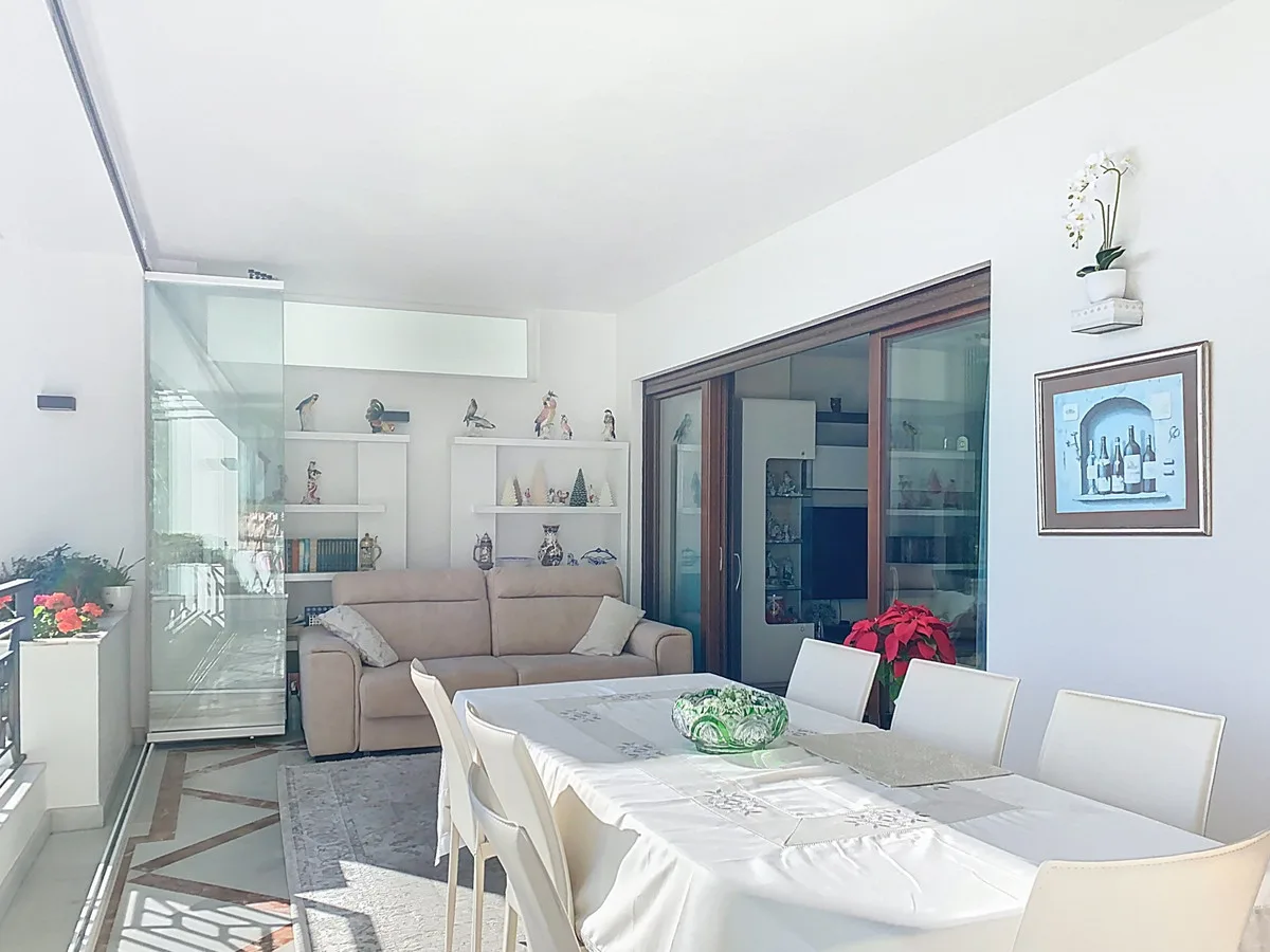 Estepona – frontlinjeleilighet i Doncella Beach med innglasset terrasse og sjøutsikt til Gibraltar – bilde 18