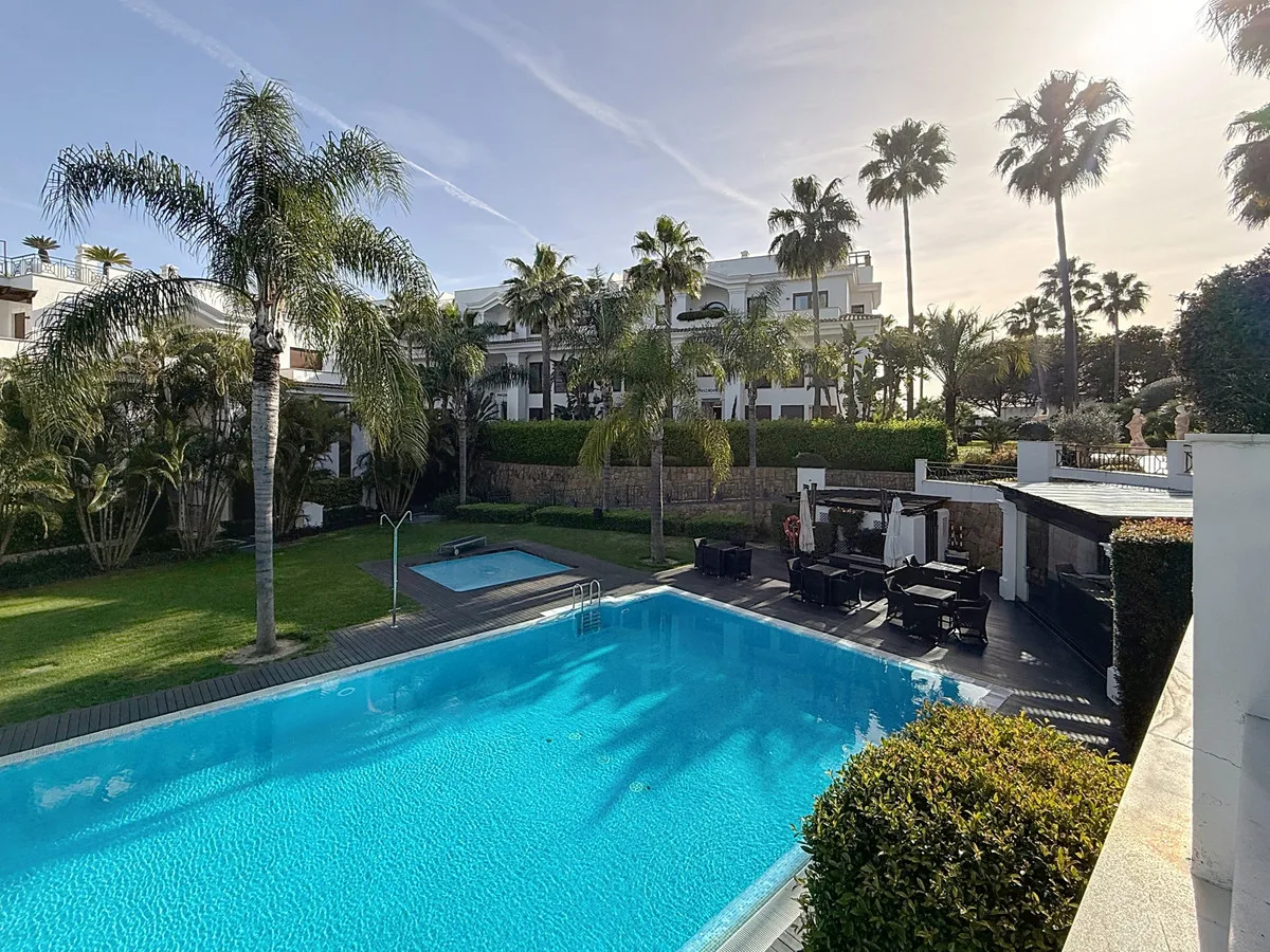 Estepona – frontlinjeleilighet i Doncella Beach med innglasset terrasse og sjøutsikt til Gibraltar – bilde 41
