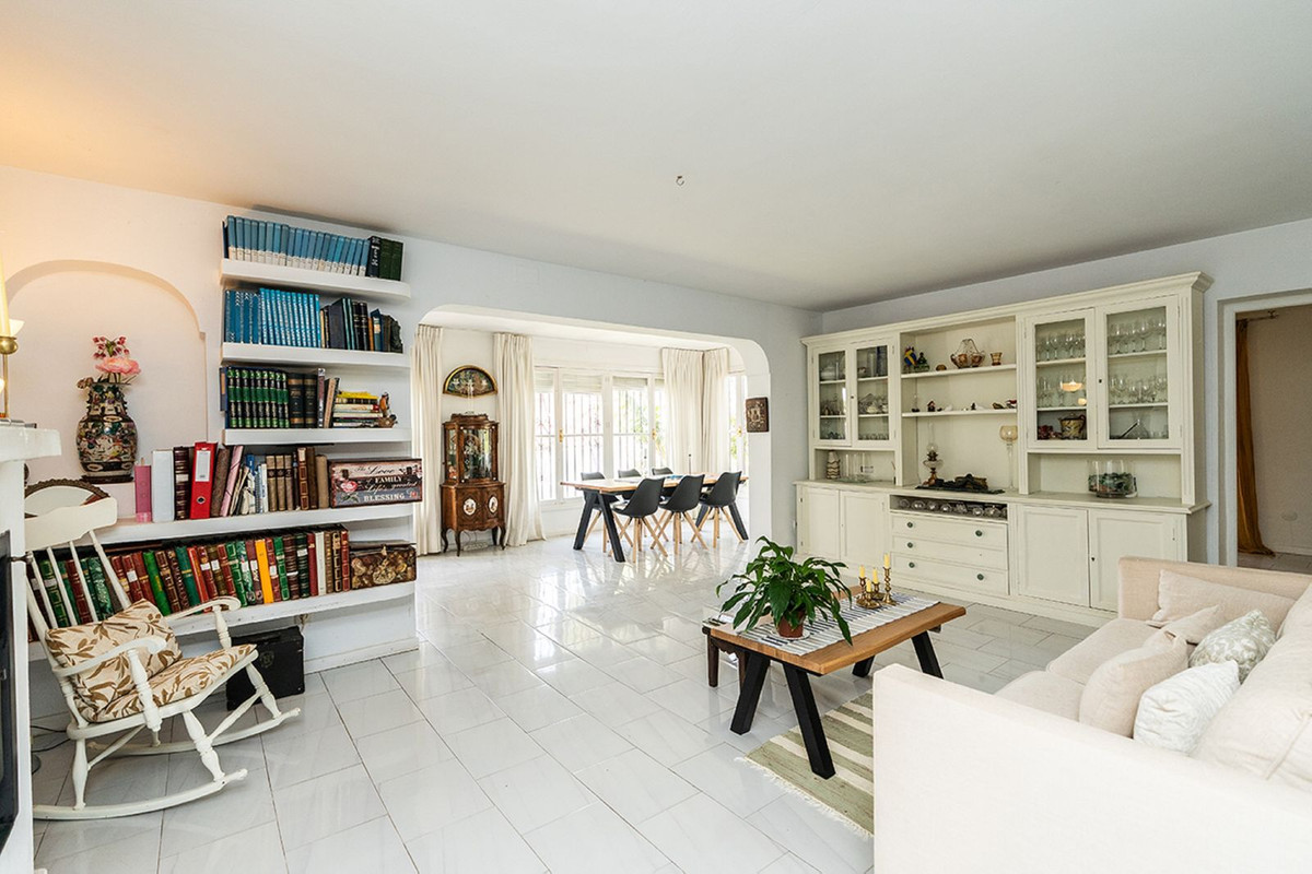 Río Real – Andalusisk villa med 6 soverom, privat basseng og panoramautsikt mot sjøen og La Concha – bilde 2