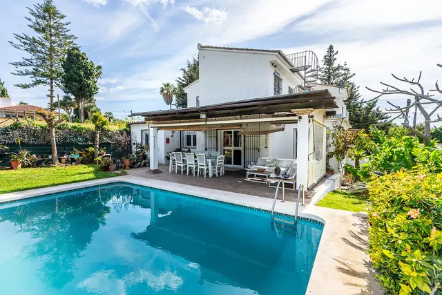 Río Real – Andalusisk villa med 6 soverom, privat basseng og panoramautsikt mot sjøen og La Concha