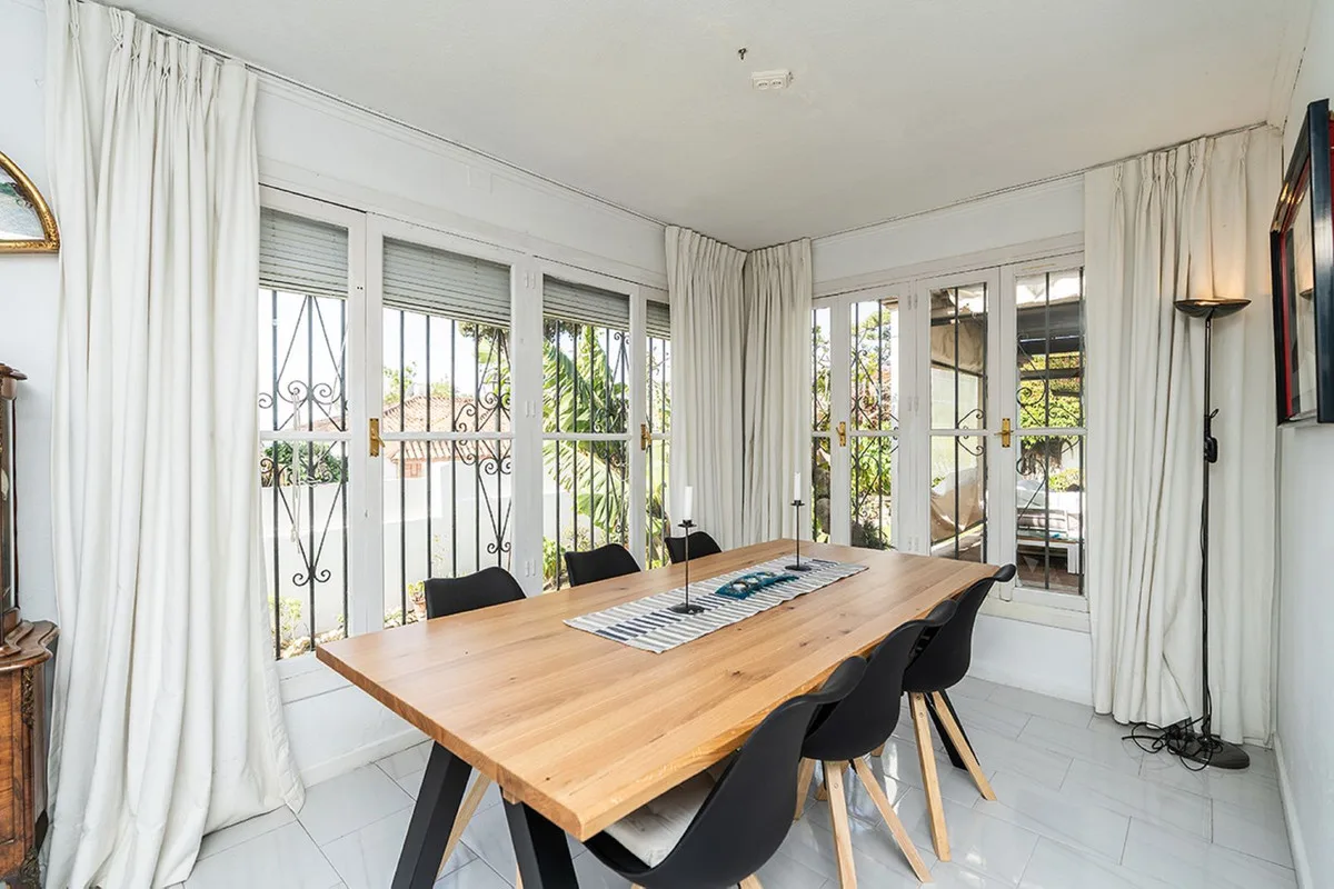 Río Real – Andalusisk villa med 6 soverom, privat basseng og panoramautsikt mot sjøen og La Concha – bilde 5