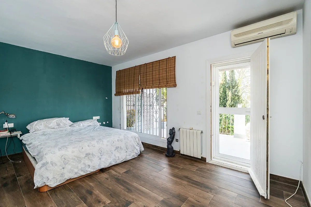 Río Real – Andalusisk villa med 6 soverom, privat basseng og panoramautsikt mot sjøen og La Concha – bilde 14