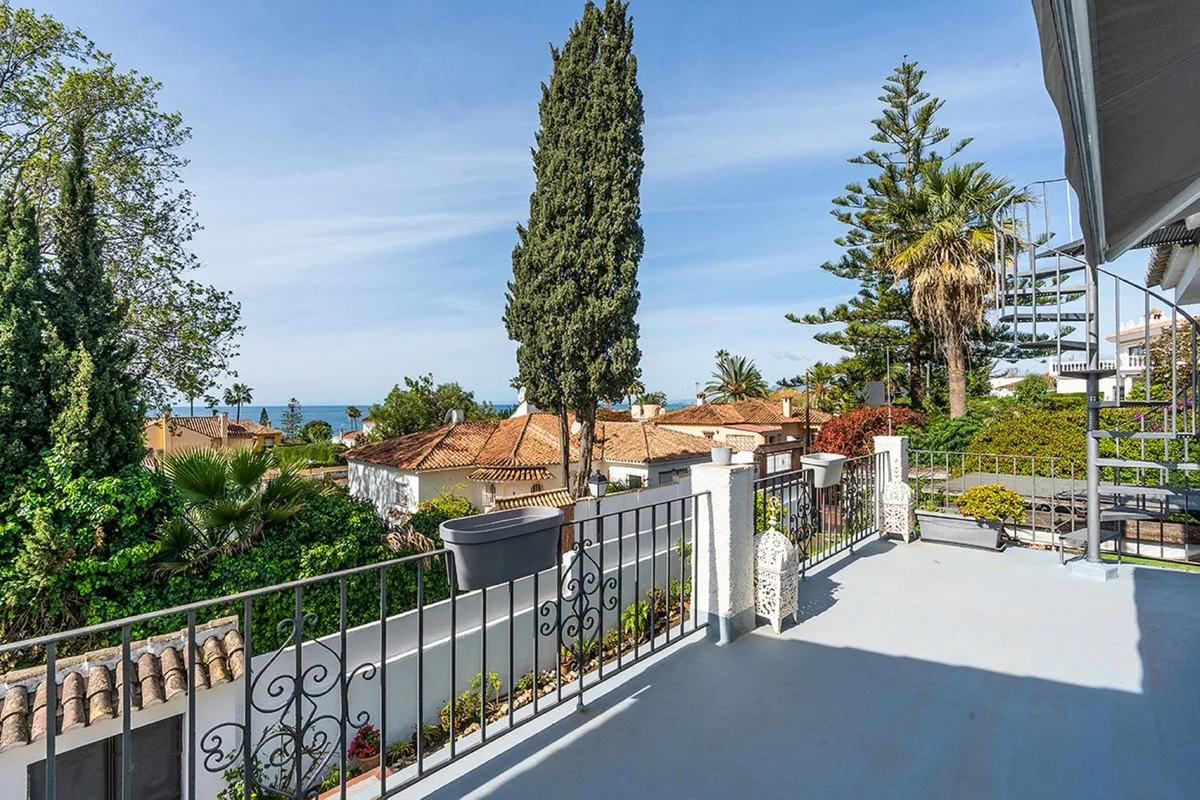 Río Real – Andalusisk villa med 6 soverom, privat basseng og panoramautsikt mot sjøen og La Concha – bilde 16