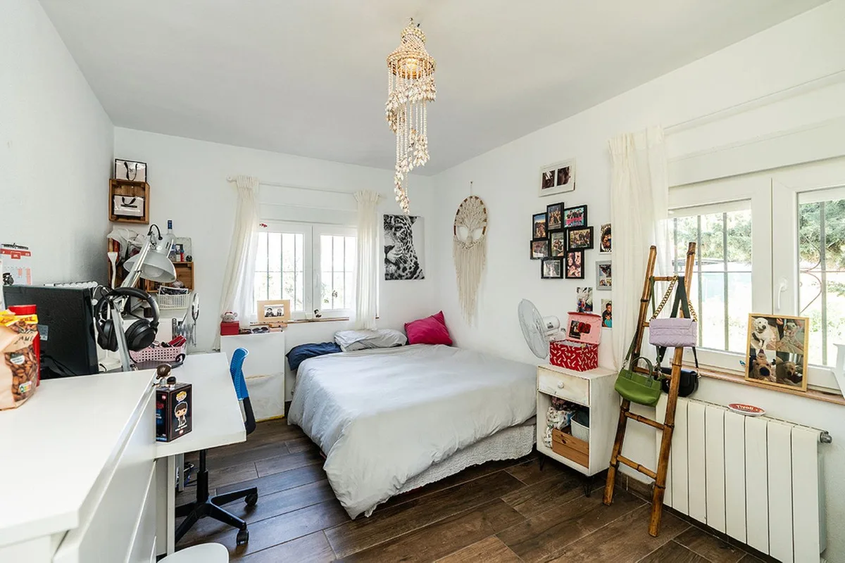 Río Real – Andalusisk villa med 6 soverom, privat basseng og panoramautsikt mot sjøen og La Concha – bilde 20