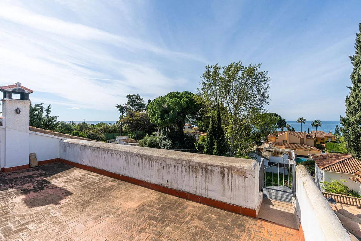 Río Real – Andalusisk villa med 6 soverom, privat basseng og panoramautsikt mot sjøen og La Concha – bilde 24