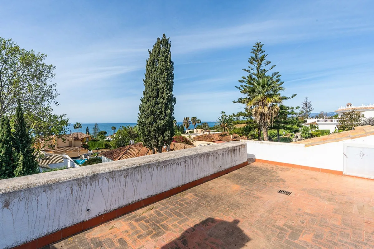 Río Real – Andalusisk villa med 6 soverom, privat basseng og panoramautsikt mot sjøen og La Concha – bilde 23