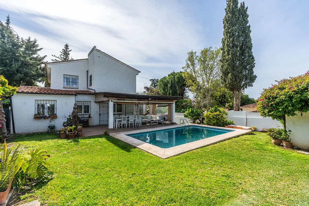 Río Real – Andalusisk villa med 6 soverom, privat basseng og panoramautsikt mot sjøen og La Concha – bilde 29