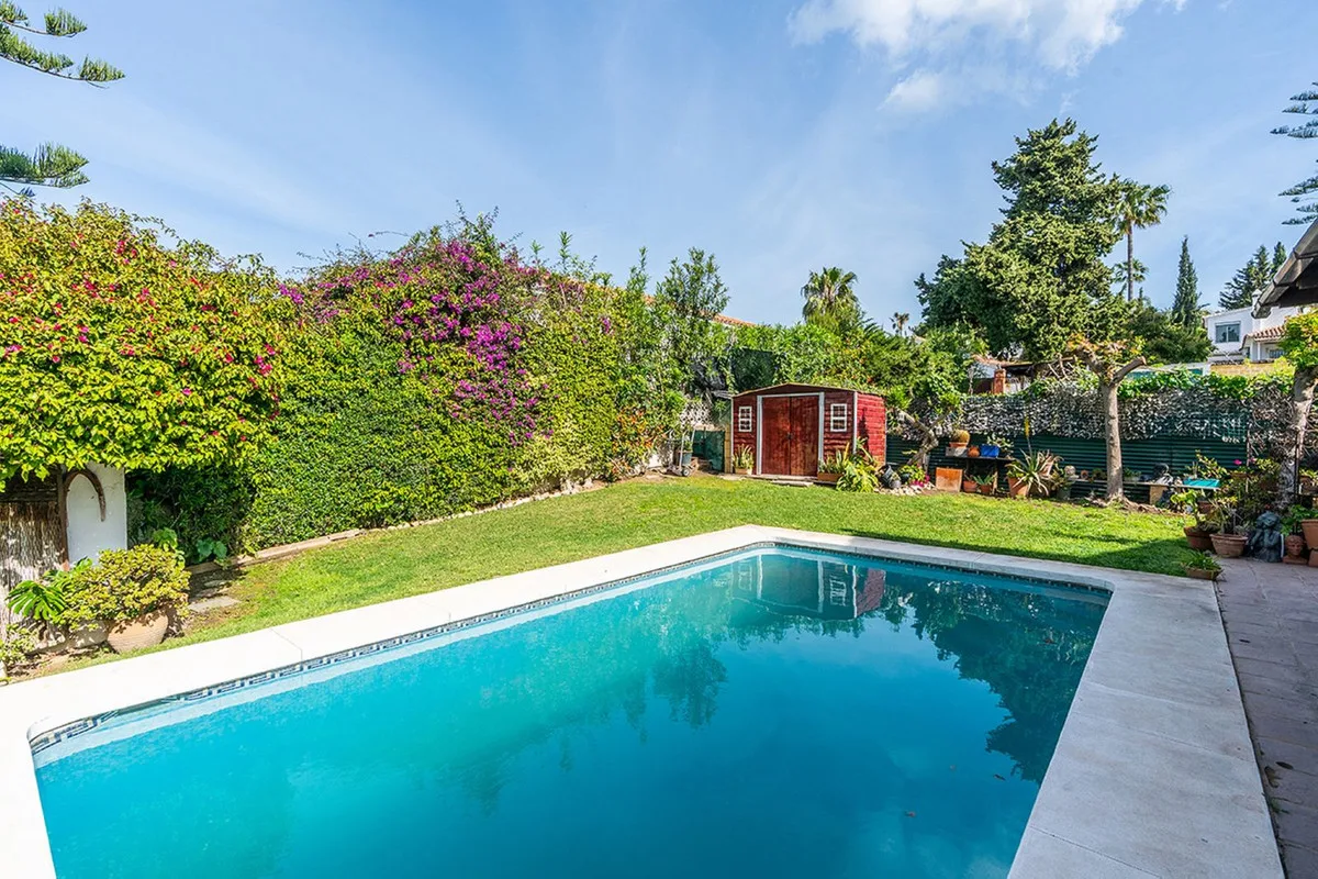 Río Real – Andalusisk villa med 6 soverom, privat basseng og panoramautsikt mot sjøen og La Concha – bilde 32
