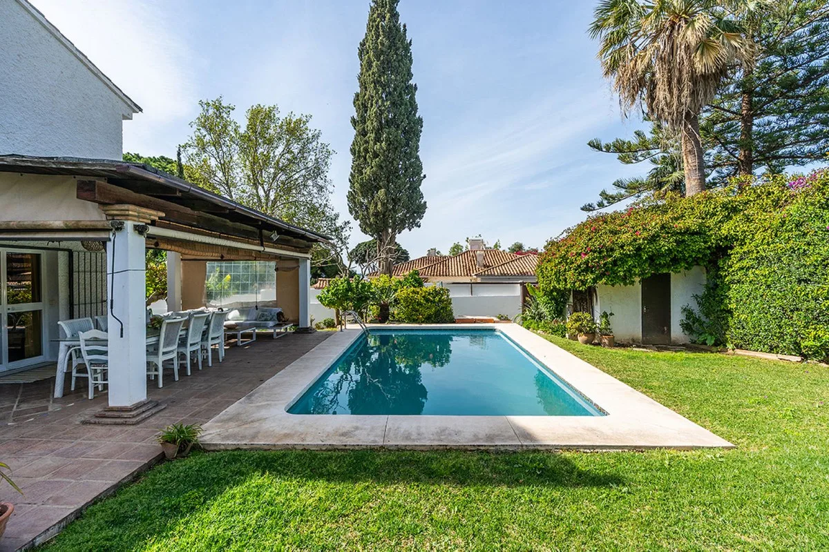 Río Real – Andalusisk villa med 6 soverom, privat basseng og panoramautsikt mot sjøen og La Concha – bilde 31