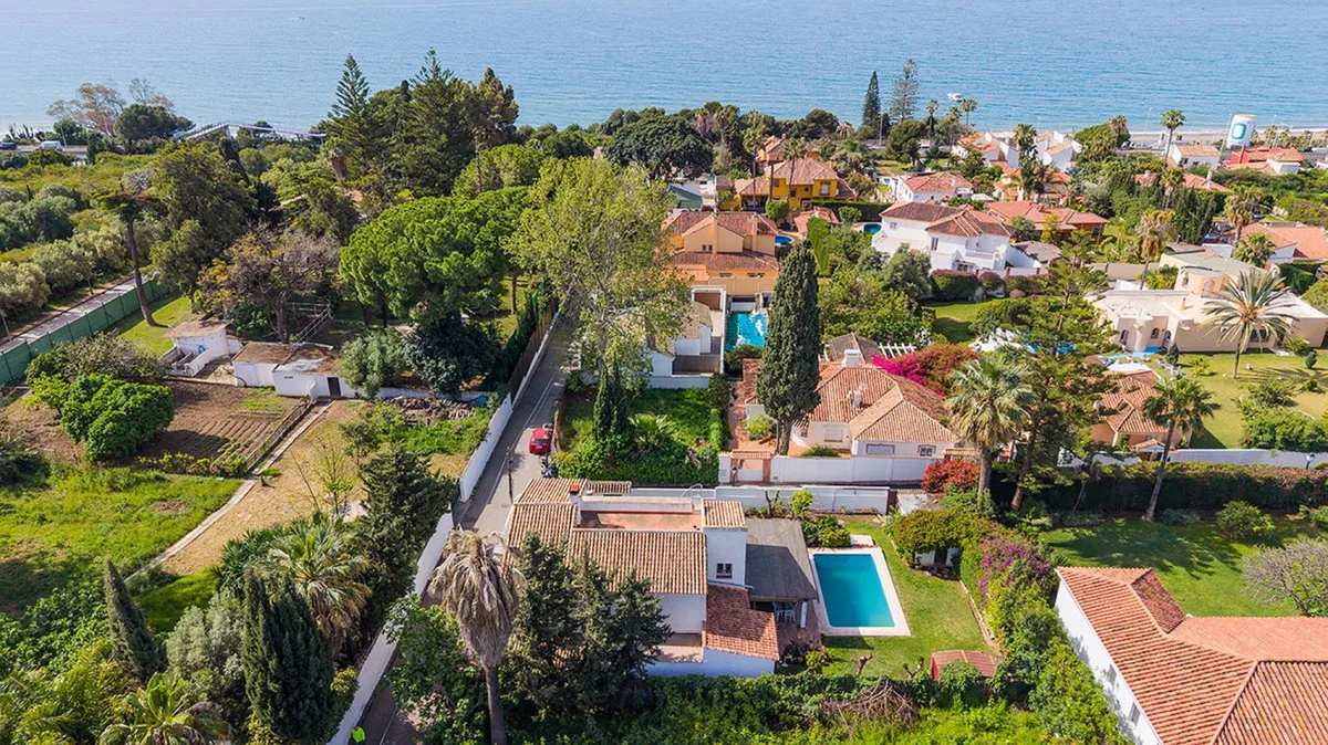 Río Real – Andalusisk villa med 6 soverom, privat basseng og panoramautsikt mot sjøen og La Concha – bilde 35