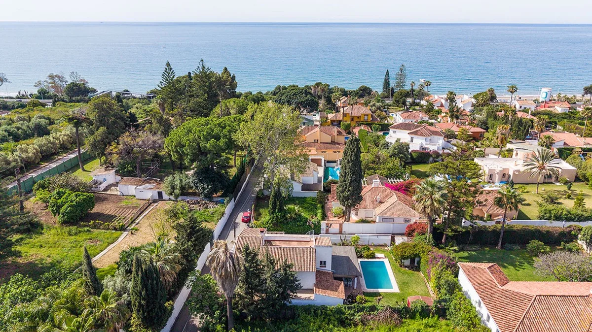 Río Real – Andalusisk villa med 6 soverom, privat basseng og panoramautsikt mot sjøen og La Concha – bilde 36