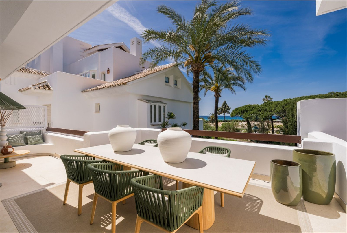 Los Monteros – Totalrenovert leilighet i første rekke ved stranden, med stor vestvendt terrasse og to bassenger – bilde 1