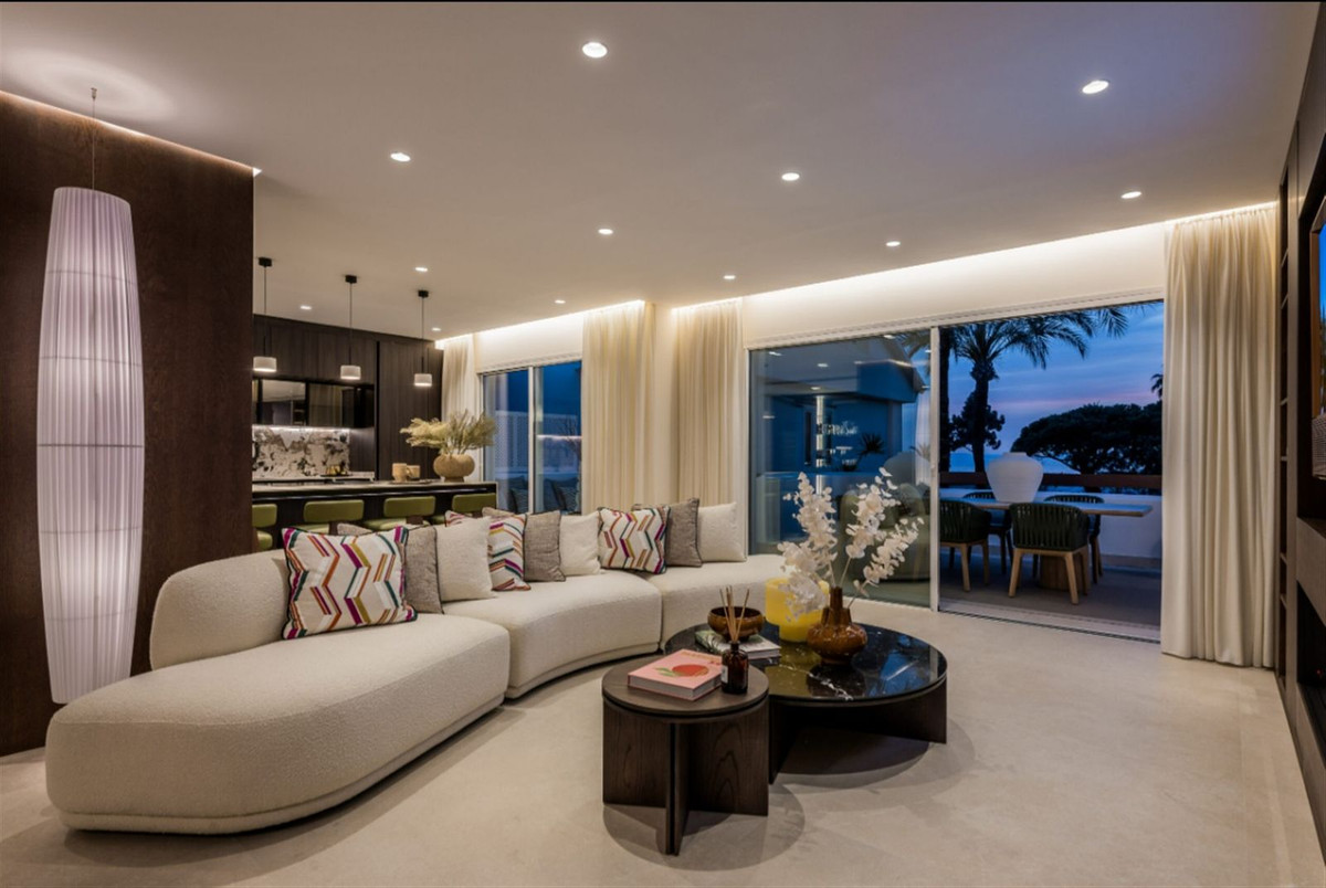 Los Monteros – Totalrenovert leilighet i første rekke ved stranden, med stor vestvendt terrasse og to bassenger – bilde 3