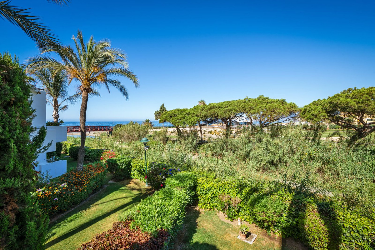 Los Monteros – Totalrenovert leilighet i første rekke ved stranden, med stor vestvendt terrasse og to bassenger – bilde 2
