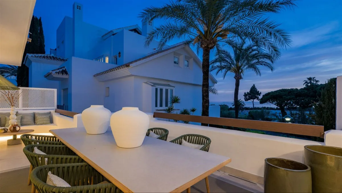 Los Monteros – Totalrenovert leilighet i første rekke ved stranden, med stor vestvendt terrasse og to bassenger – bilde 13